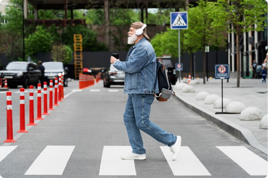 Slúchadlá na ušiach, oči na mobile a električka, ktorú nepočujete 