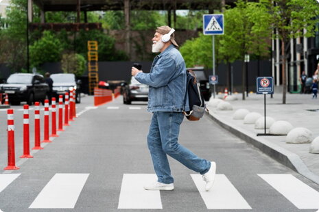 Slúchadlá na ušiach, oči na mobile a električka, ktorú nepočujete 